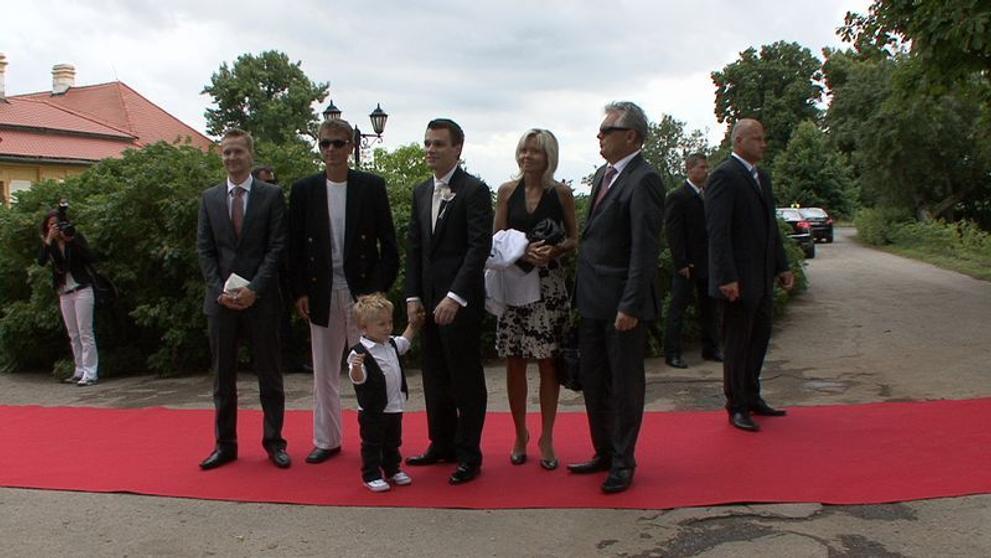 Leoš Mareš se synem, svědkem a svým otcem s manželkou