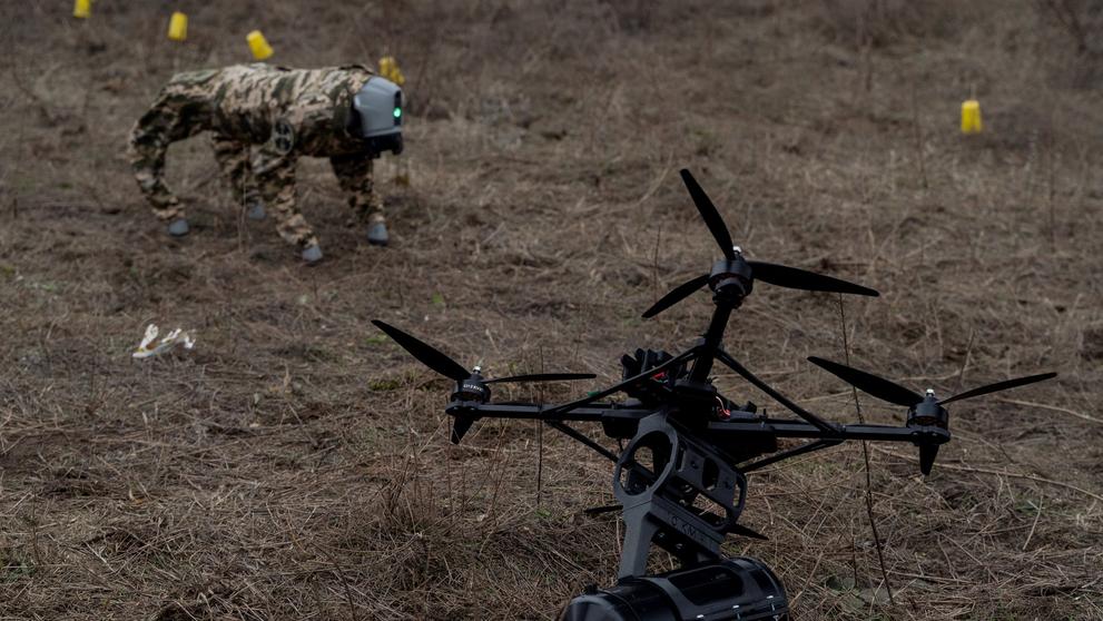 Robotický pes a dron využívající optická vlákna