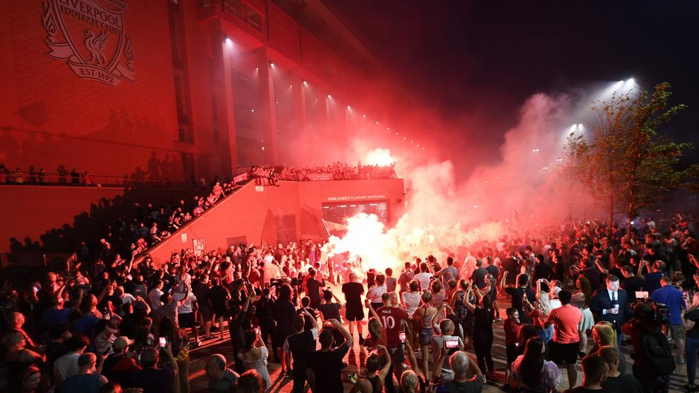 Slavící fanoušci Liverpoolu
