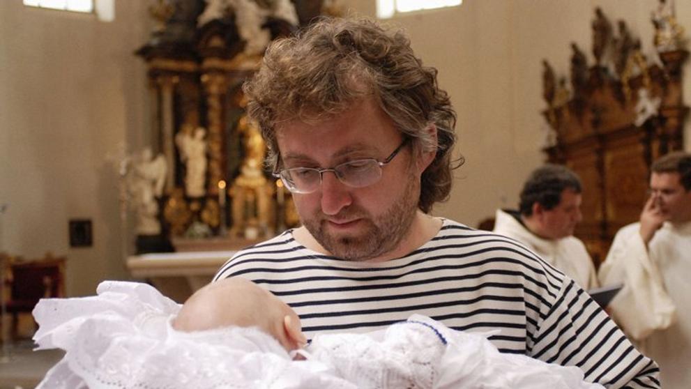 Jan Hřebejk drží v náručí svého syna Jonáše, který si zahrál ve filmu Medvídek