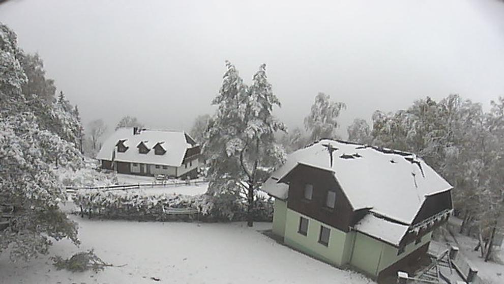 Na Šumavě v noci na neděli napadlo přes 10 cm sněhu - 11