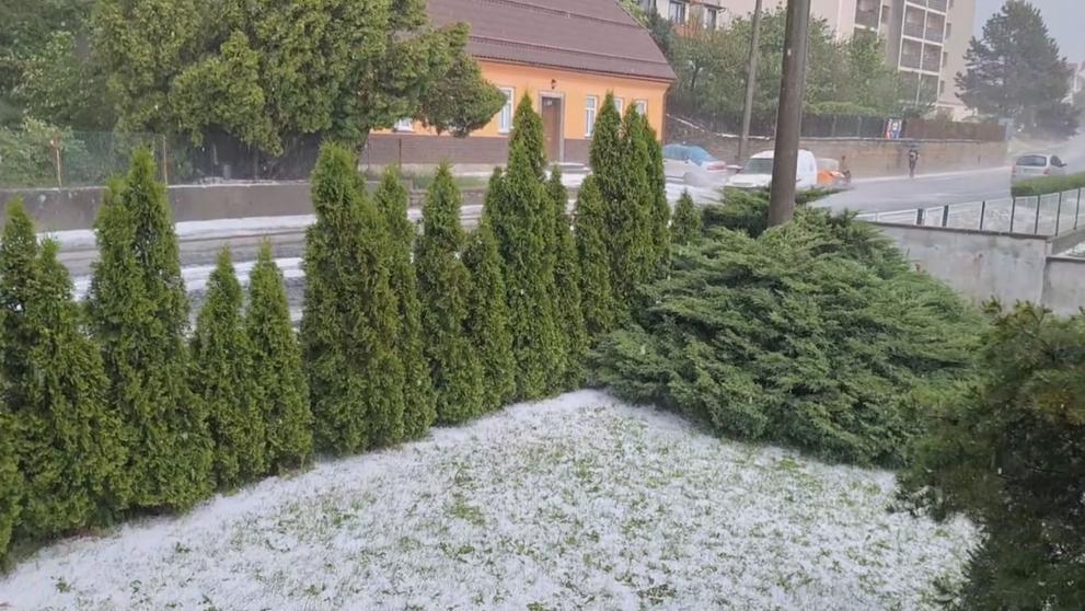 Litomyšlí se prohnala bouře s kroupami