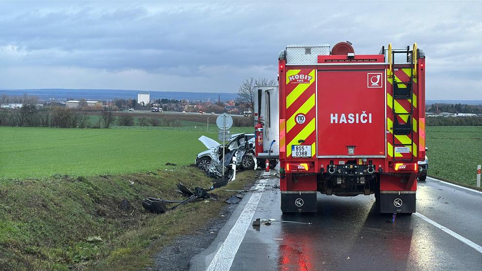 Tragická nehoda autobusu a osobního auta v Bořanovicích