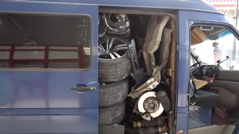 Rumun vezl rozebrané BMW X6 v dodávce