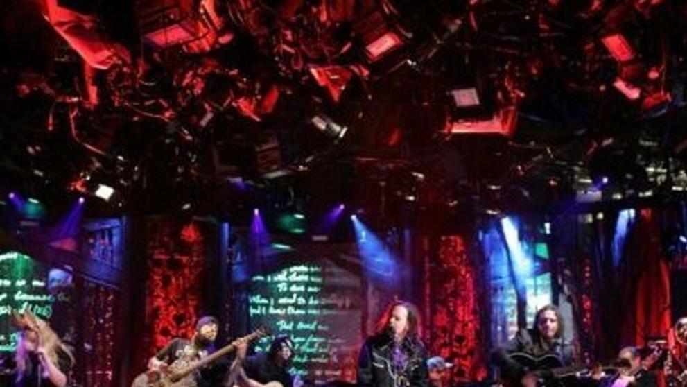 Kapela Korn při Unplugged vystoupení na MTV.
