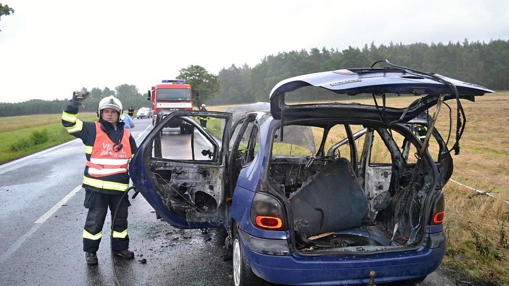 Požár osobního auta V Jestřebí na Českolipsku - 1