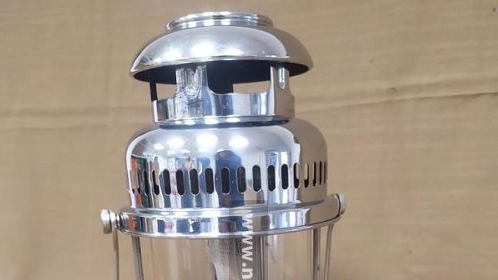 Petrolejová lampa s vyvolávací cenou 3000 Kč