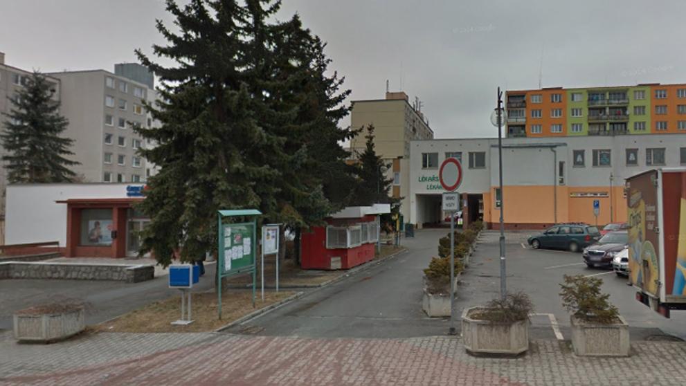 Muž ubodal ženu v knihovně v Horní Bříze