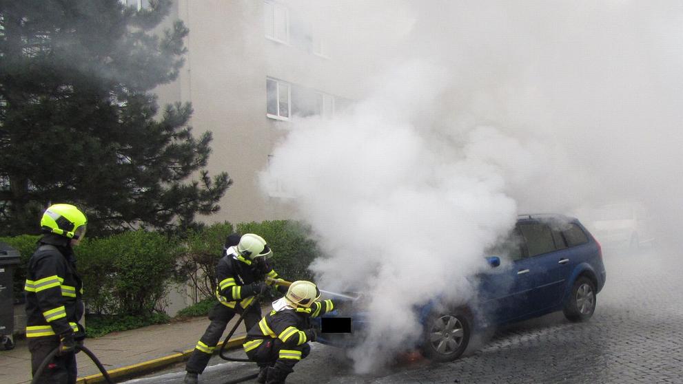 Řidičce začalo ve Zlíně hořet auto za jízdy