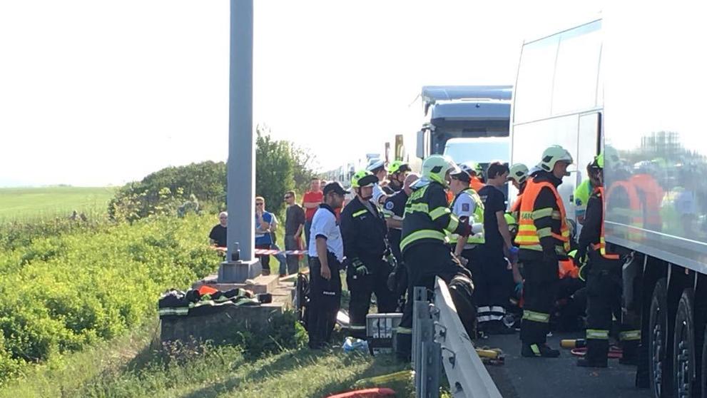 Vážná nehoda kamionu, dodávky a autobusu na dálnici D5 u Prahy - 4