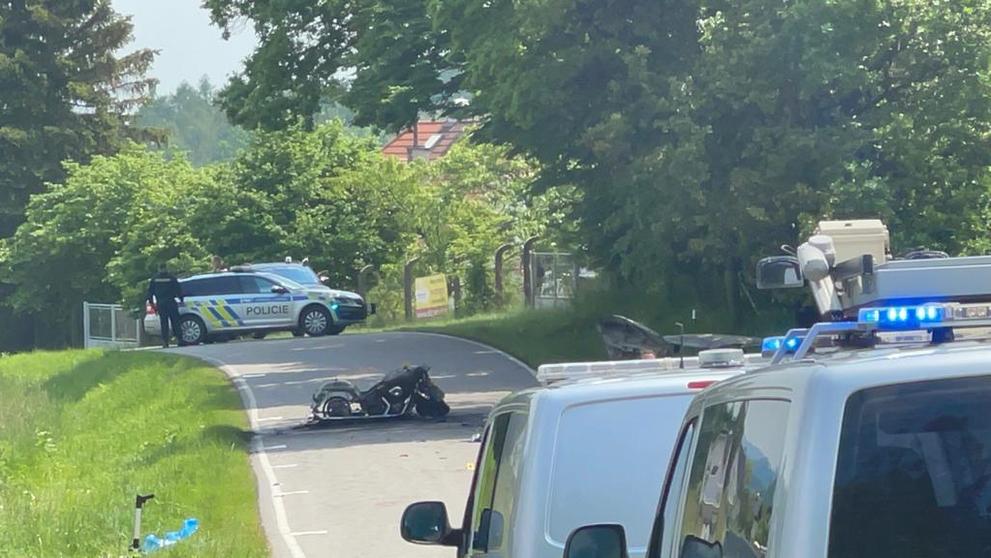 Smrtelná nehoda auta a motorky u Velkých Popovic - 3