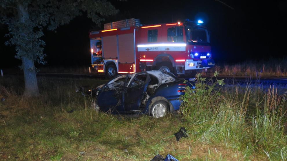 Auto začalo po nehodě u Milevska hořet - 4