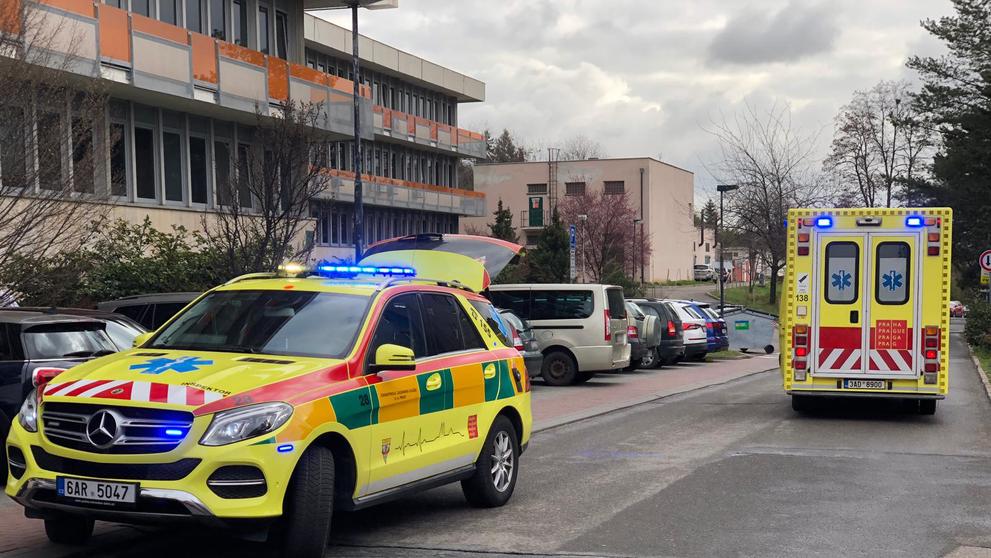 Záchrana osoby, která skočila z okna v areálu FNKV - 2