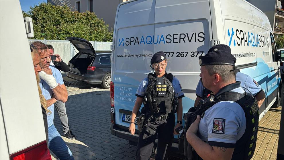 Soukup se po rvačce vrátil před dům Hanychové (5)