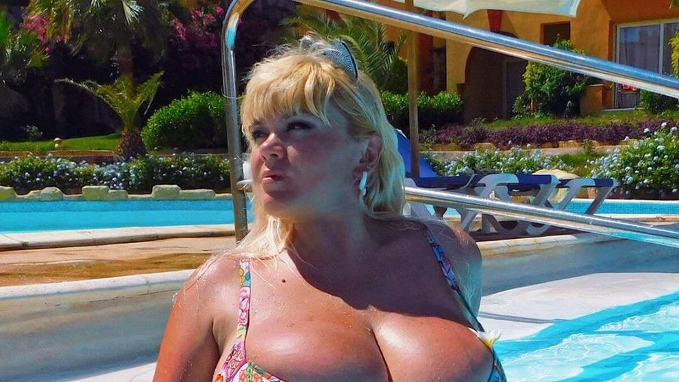 Mila Kuzněcovová se opaluje u bazénu