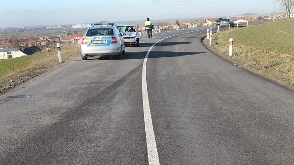 Na osobní auto spadl led z kamionu - 1