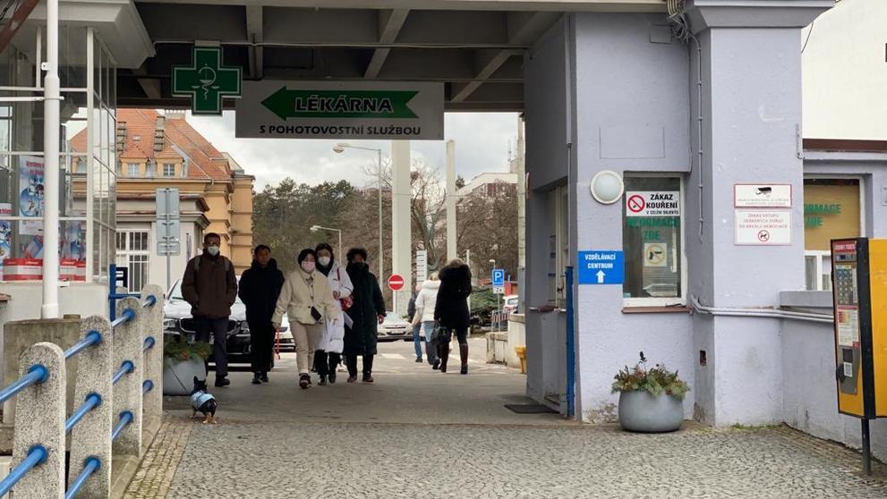 Skupina čínských turistů opustila nemocnici Na Bulovce - 3