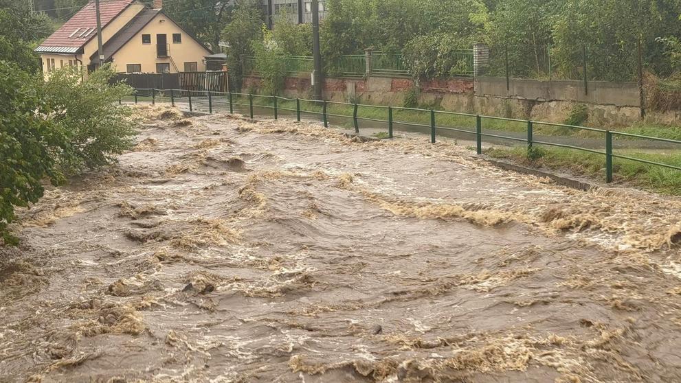 V Hanušovicích se protrhla protipovodňová hráz