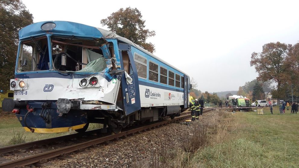 Srážka vlaku s autobusem ve Vrchlabí