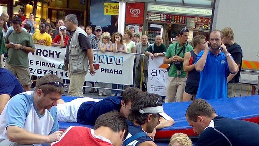 Velmi smolně skončil pro českého tyčkaře Adama Ptáčka exhibiční závod v Praze na Václavském náměstí. Výkonem 582 cm sice vylepšil český rekord, ale při dalším pokusu se zranil po dopadu mimo doskočiště.