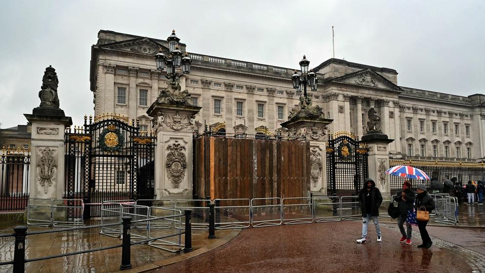 Poškozená brána do Buckinghamského paláce