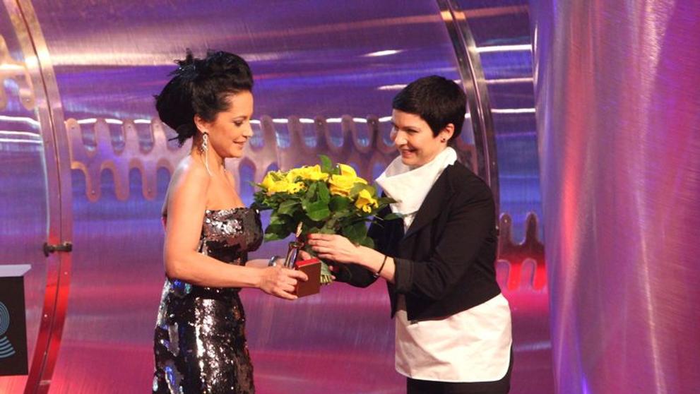 Anna K. předává Lucii Bílé Českého slavíka 2010