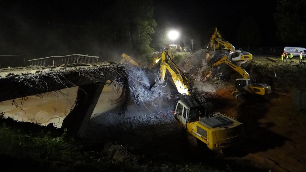 Most u Jiřic se poroučel k zemi, odstranění potrvá celou noc
