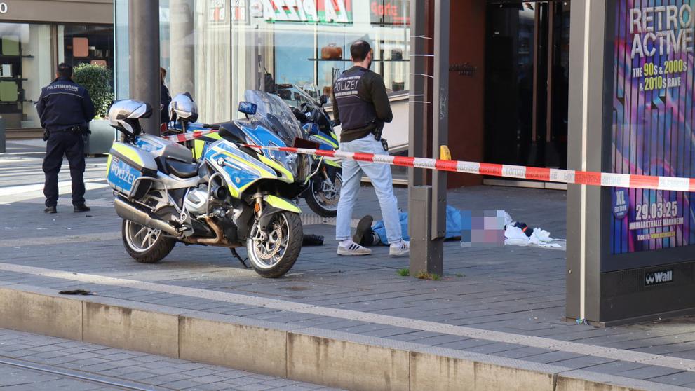 Auto najelo do davu lidí v Německu, 3. 3. 2025 (1)