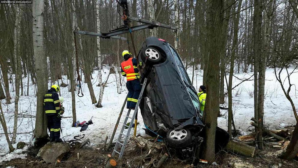 Auto mezi stromy v Boučí - 13