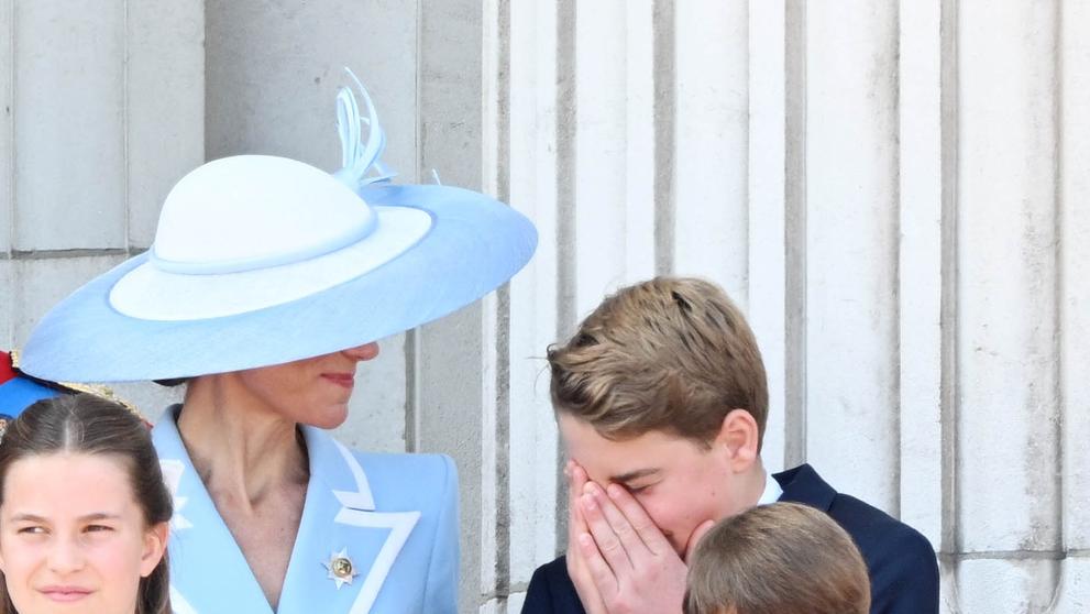 Princ George neudržel kýchnutí