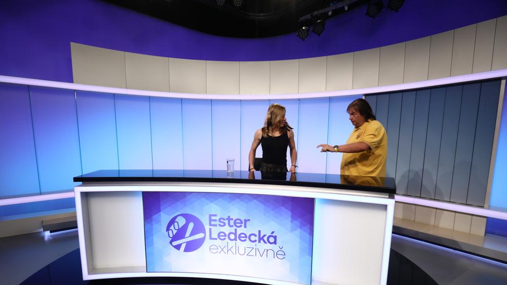 Ester Ledecká dostává poslední pokyny před natáčením.