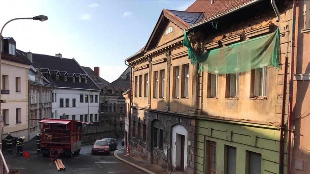 Opravovaná zeď domu v České Lípě se zřítila do ulice - 5