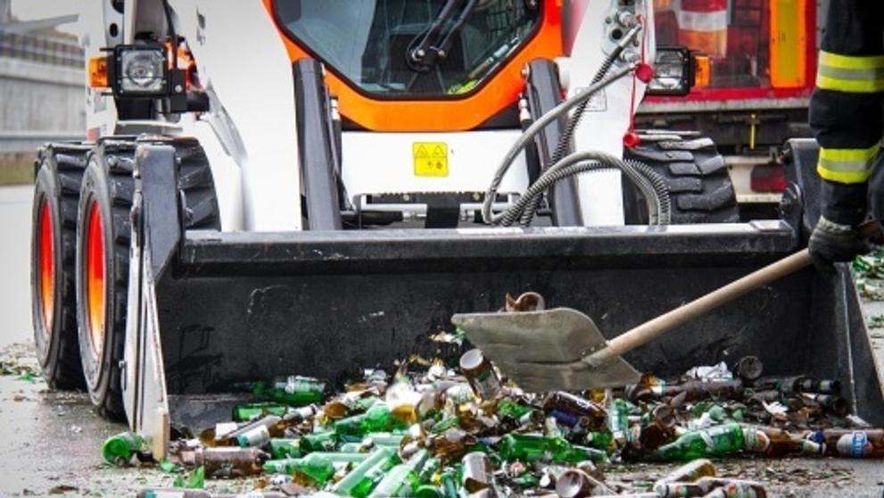 Ve Frýdku-Místku havaroval kamion, vysypalo se z něj pivo - 6