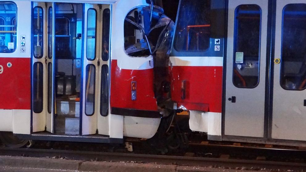 Tramvaje v sobě zůstaly zaklíněné, zranění utrpěl jen řidič ve zničené kabině