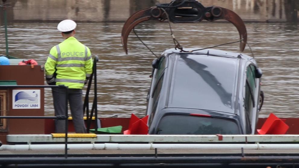 Auto v Děčíně prorazilo svodidla a skončilo v Labi - 2