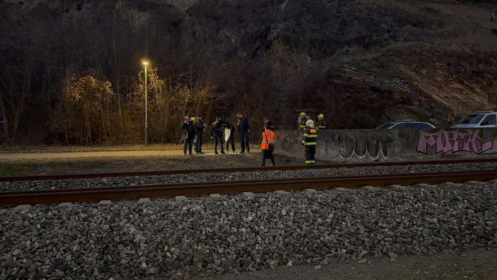 Mladíka (17) zasáhla elektřina, když lezl na sloup nesoucí traťové vedení