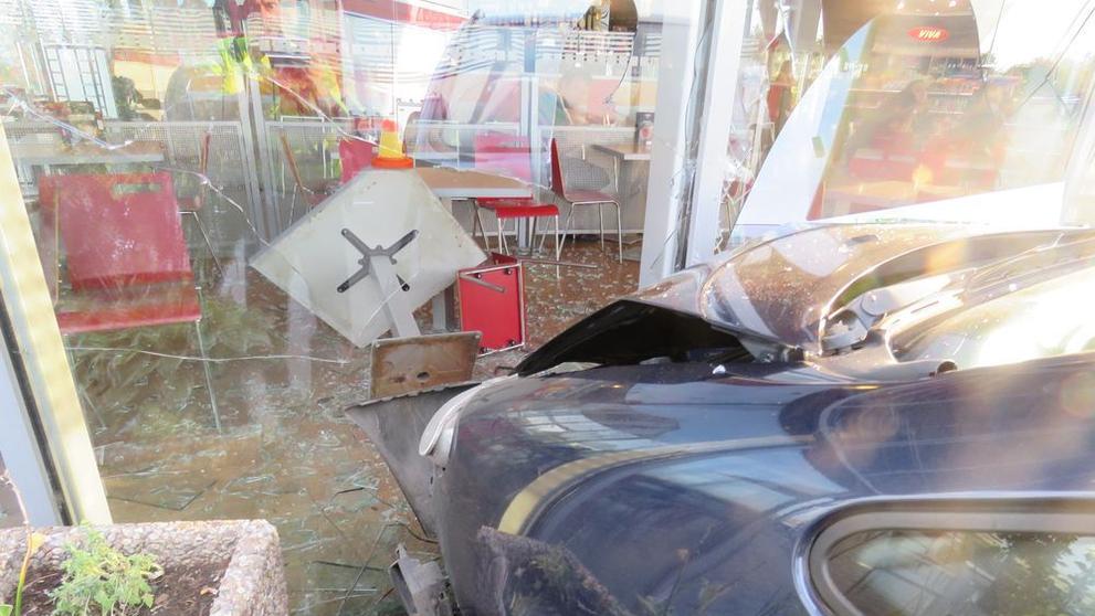 Muž nezvládl řízení a narazil do budovy čerpací stanice - 2