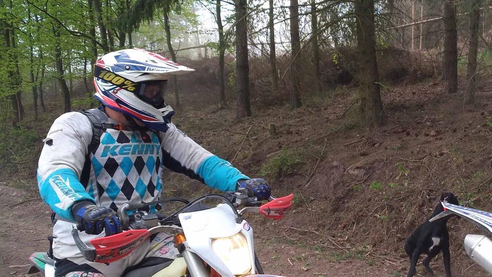 Skupina motorkářů napadla v lese poblíž Sentic lesní dělníky - 1