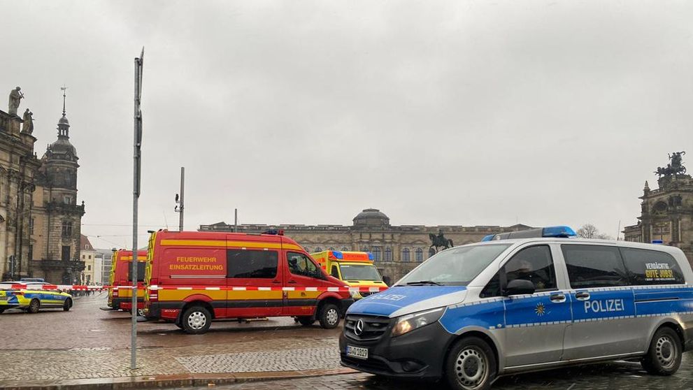 Ozbrojený muž v centru Drážďan