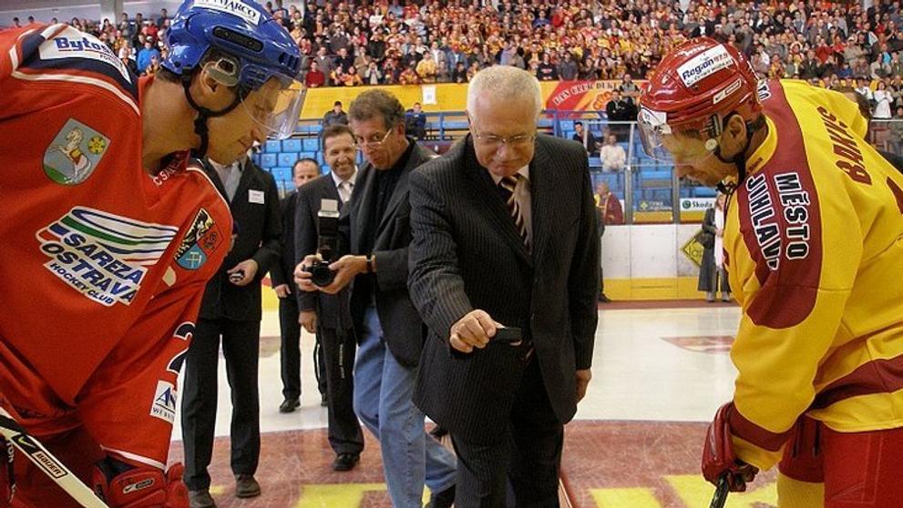 Václav Klaus vhodil úvodní buly mezi kapitány Dukly Jihlava Oldřicha Bakuse (vpravo) a Sarezy Ostrava Pavla Šebestu.