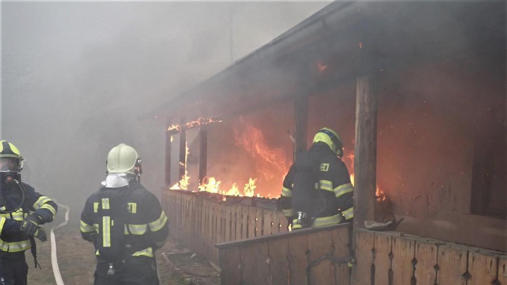 Čtrnáctiletý chlapec zachránil malou dívku z hořícího domu - 1