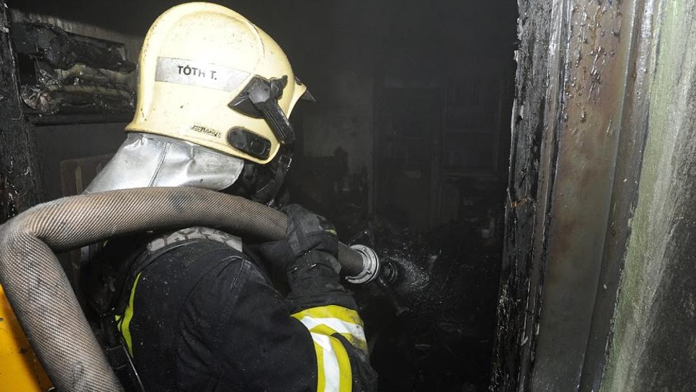 Hasiči museli evakuovat 12 nájemníků, dva plošinou