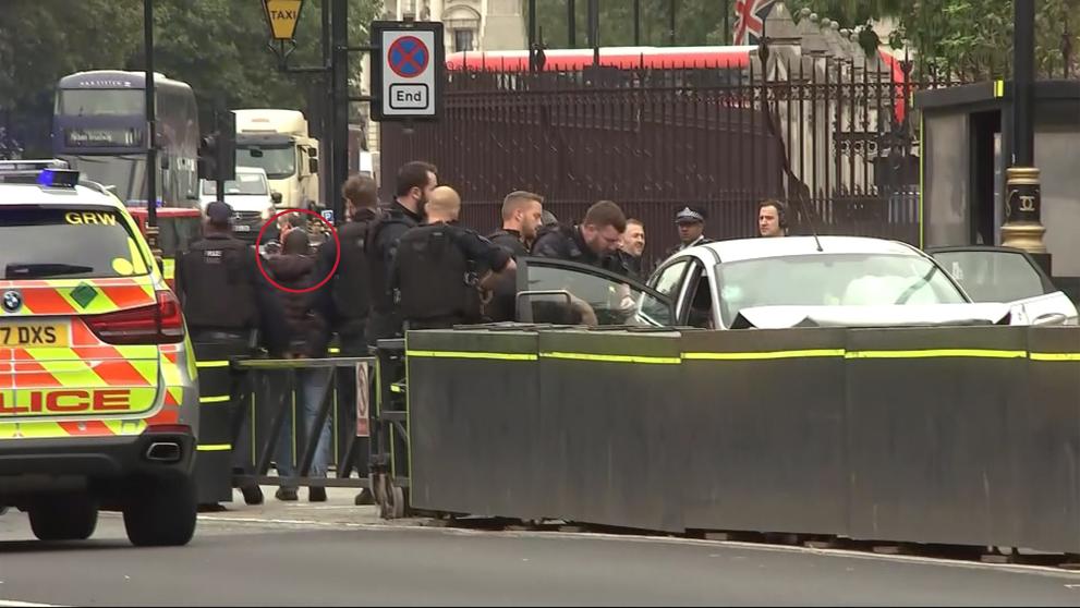 Auto srazilo několik lidí u budovy parlamentu - 4