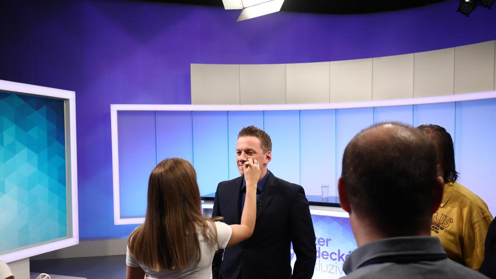 Moderátor Štěpán Sokol v péči maskérek.