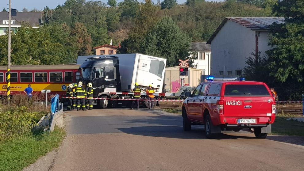 Střet nákladního auta a osobního vlaku na přejezdu na okraji Kralup nad Vltavo - 2