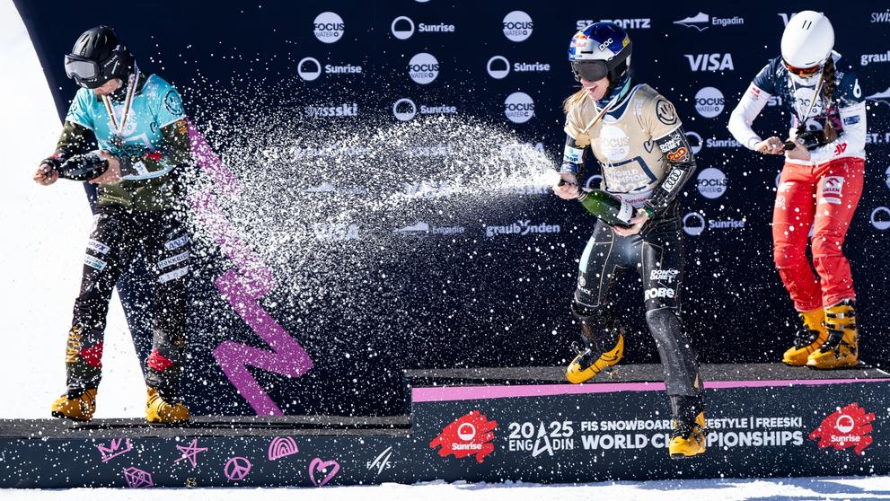 Ester Ledecká (uprostřed) a tradiční oslava se šampaňským