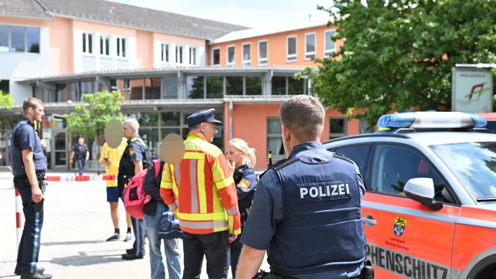 Pachatel přišel do školy s nožem a střelnou zbraní