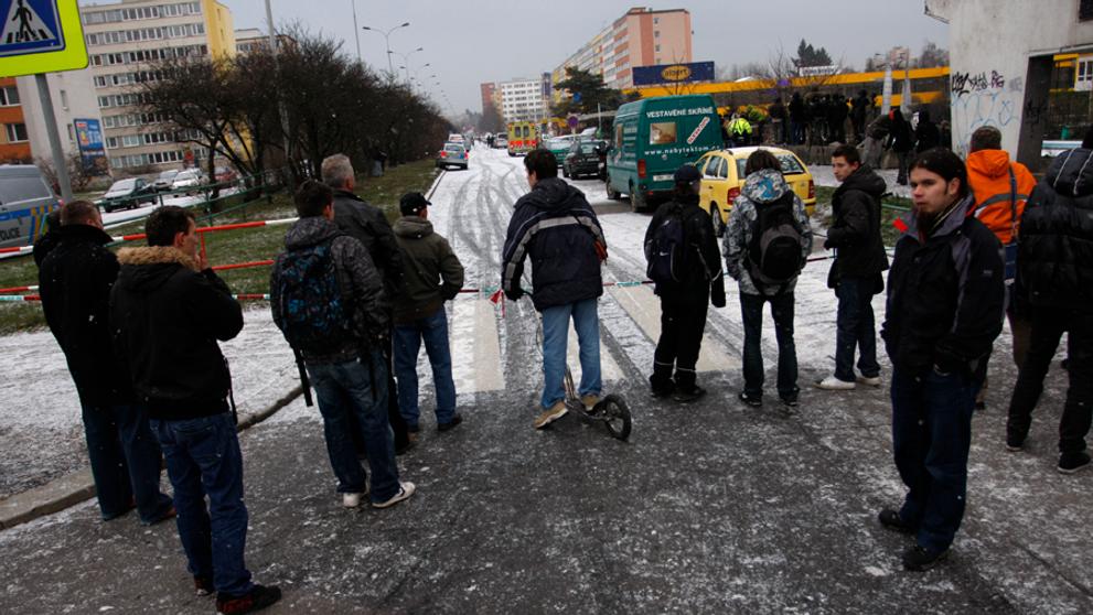 Zadržení muže, který přepadl banku a držel v ní 2 ženy-13