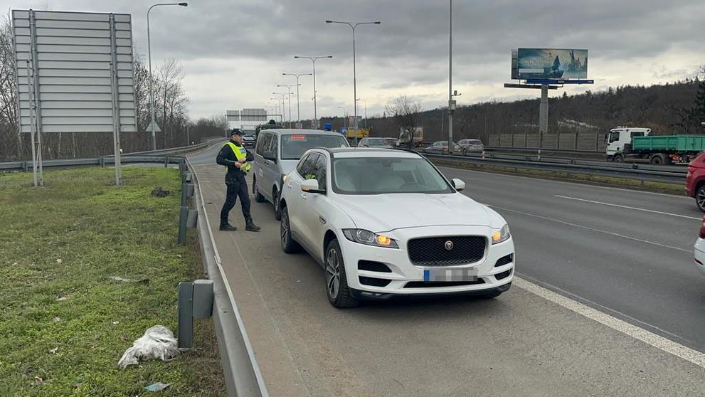 Policie zabavuje auta