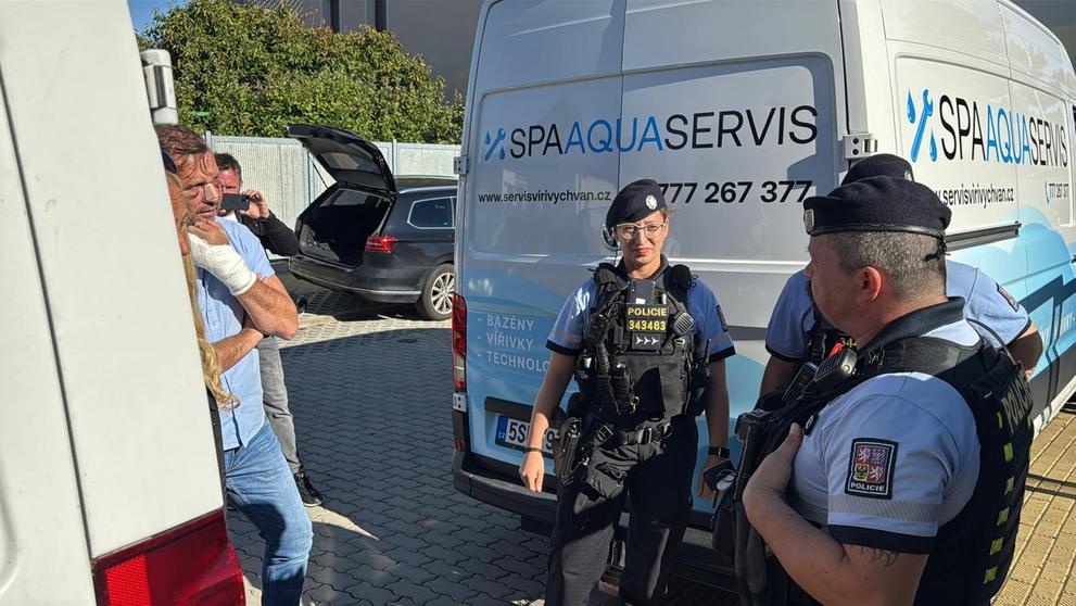 Soukup se po rvačce vrátil před dům Hanychové (1)